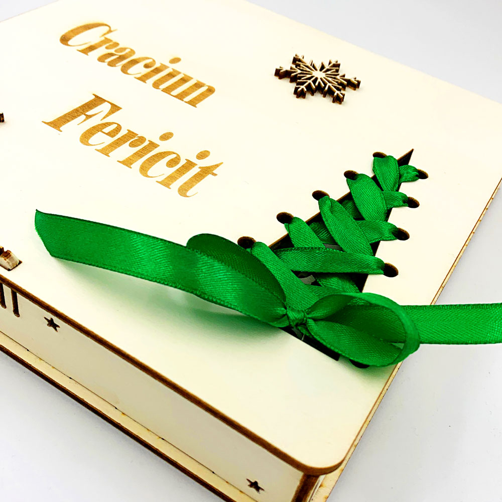 Cutie cu ornamente de craciun lemn