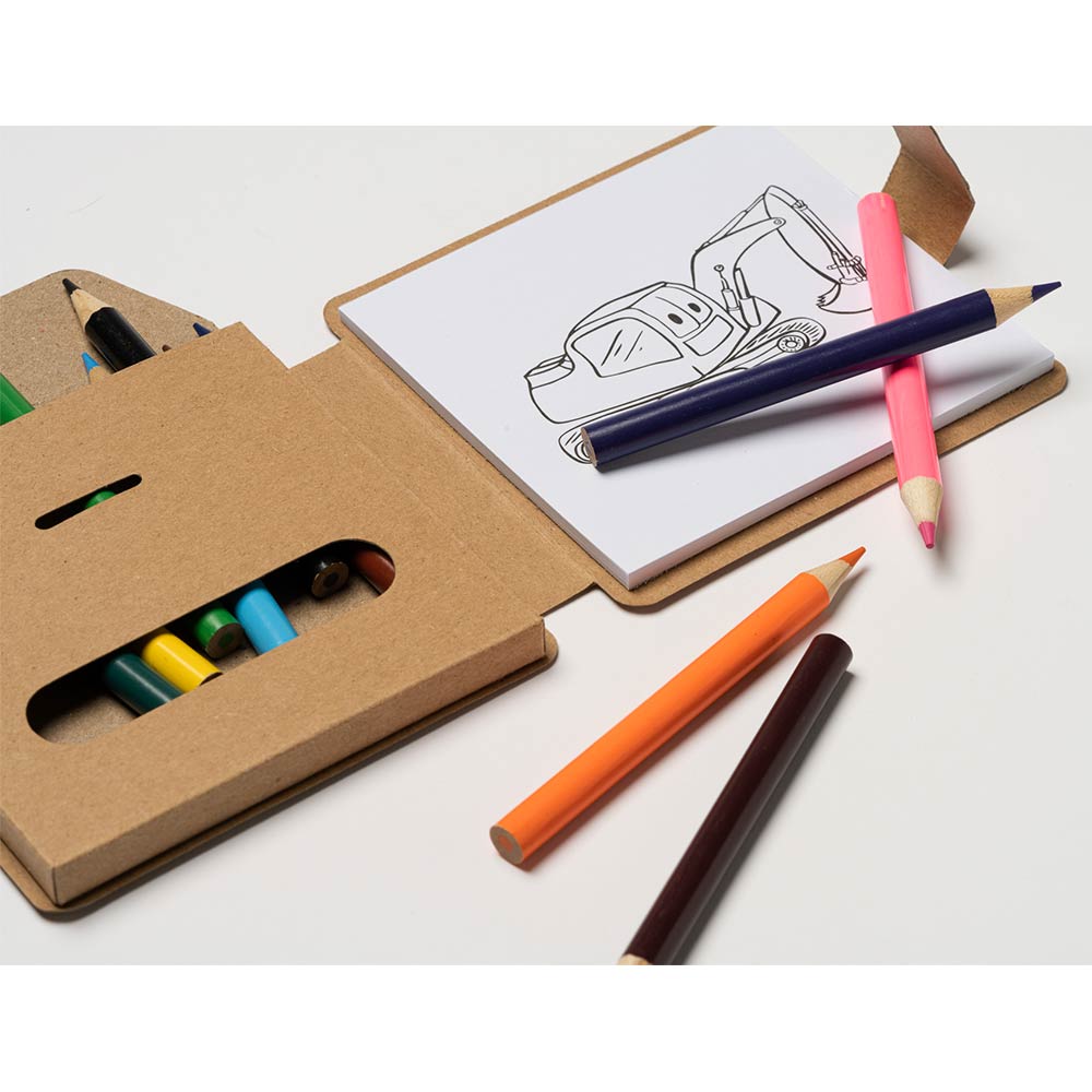 Set de colorat cu desene si creioane
